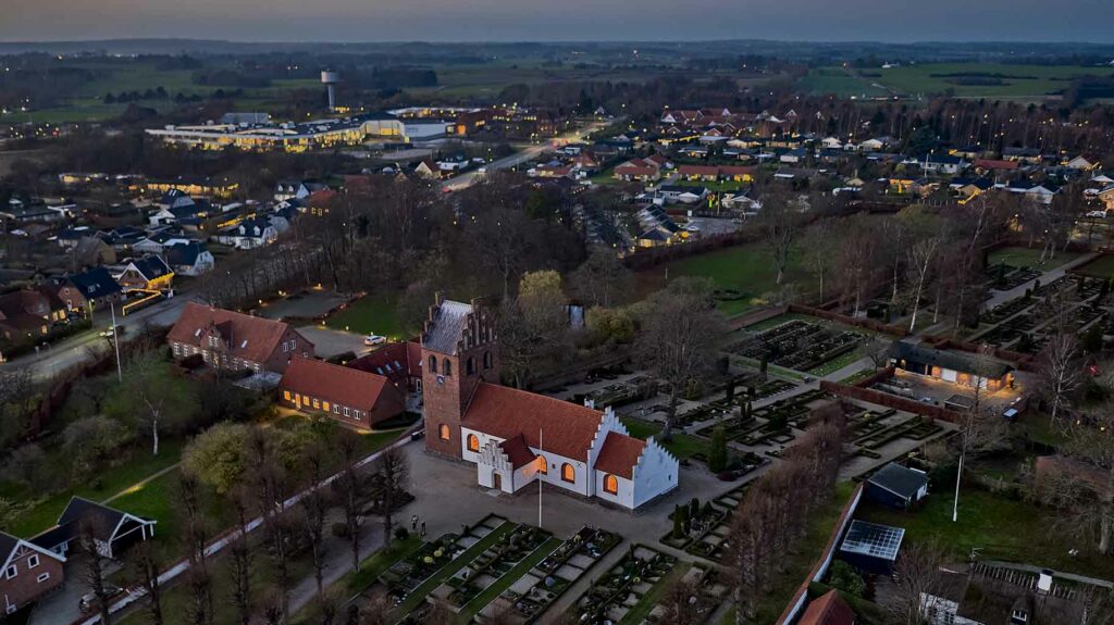 Helsinge Kirke dronefoto