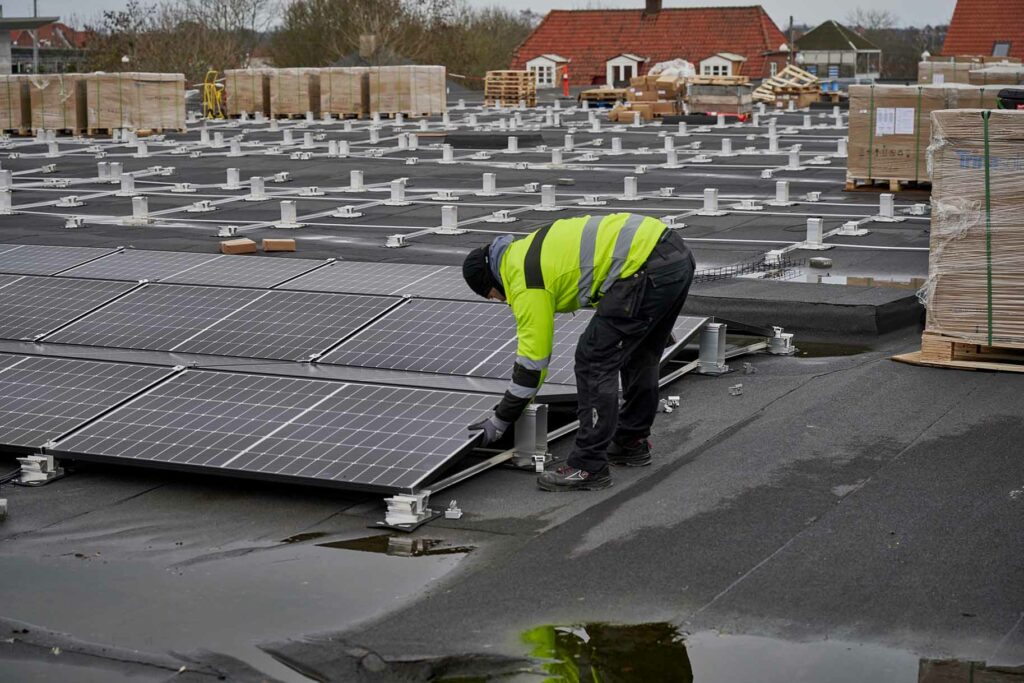 Montering af solceller i Kvickly Helsinge