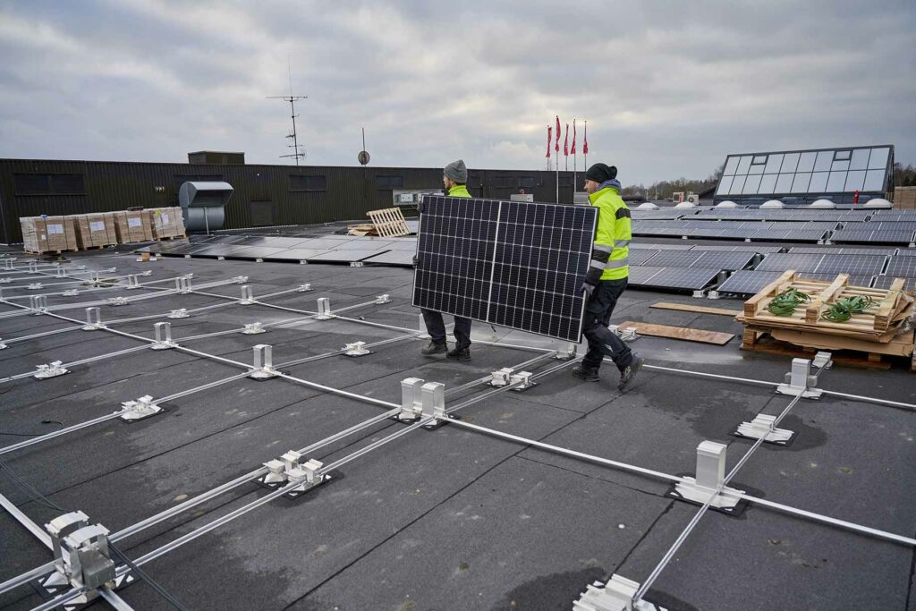 Montering af solceller i Kvickly Helsinge